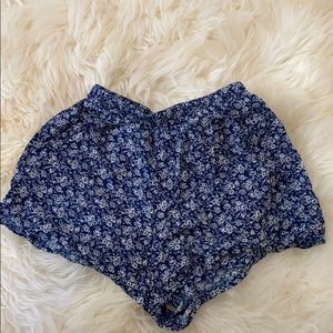 Floral shorts dark blue/white. Worn once.